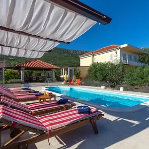 Villa Oliva, Kaštela
